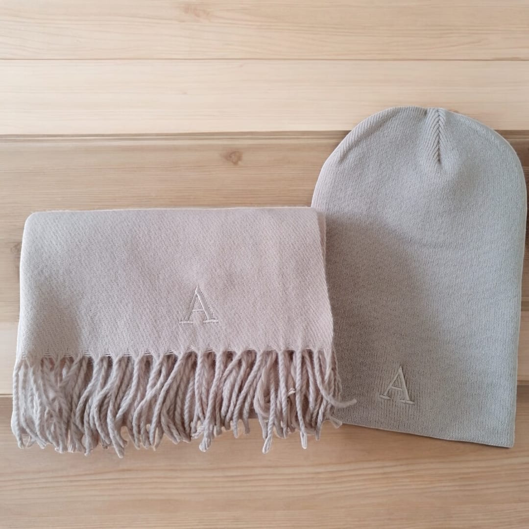 Set sciarpa e cappellino con iniziale