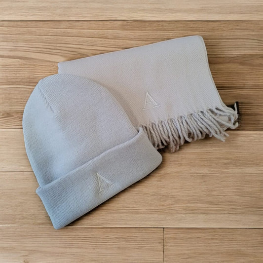 Set sciarpa e cappellino con iniziale